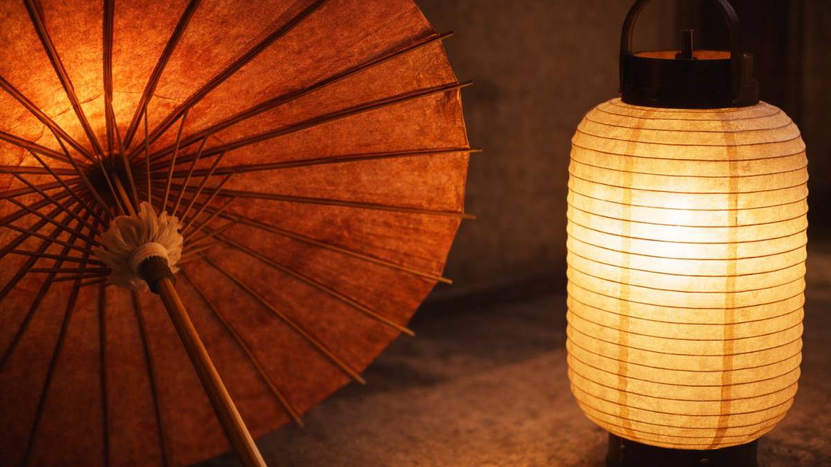 和傘と提灯の光の風景